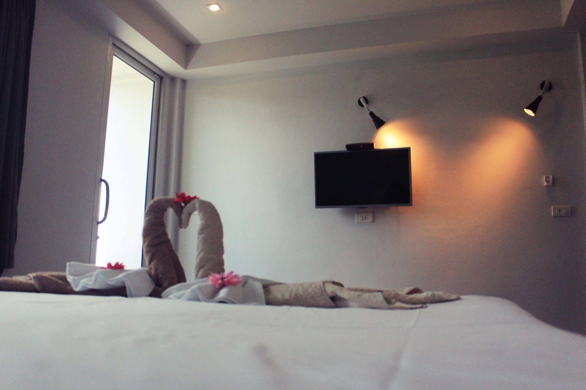 Hip Hostel - Sha Plus Patong Екстер'єр фото